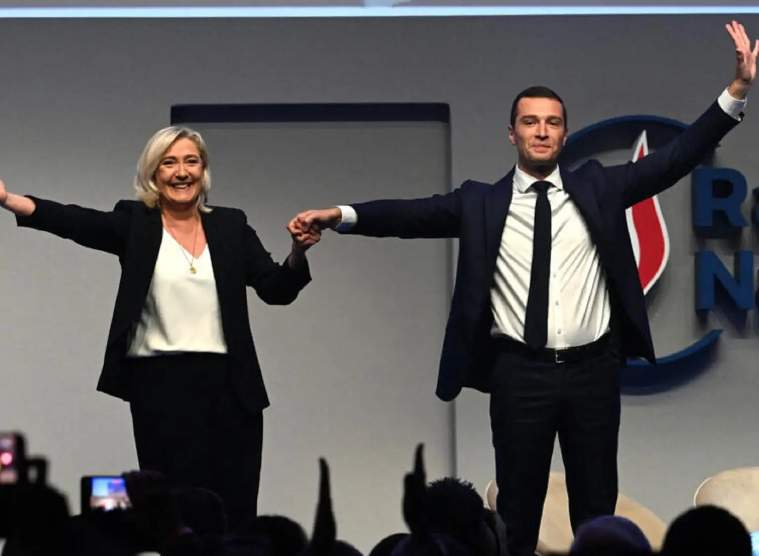 Réserver les emplois aux Français : le RN veut imposer la nationalité comme un critère de sélection