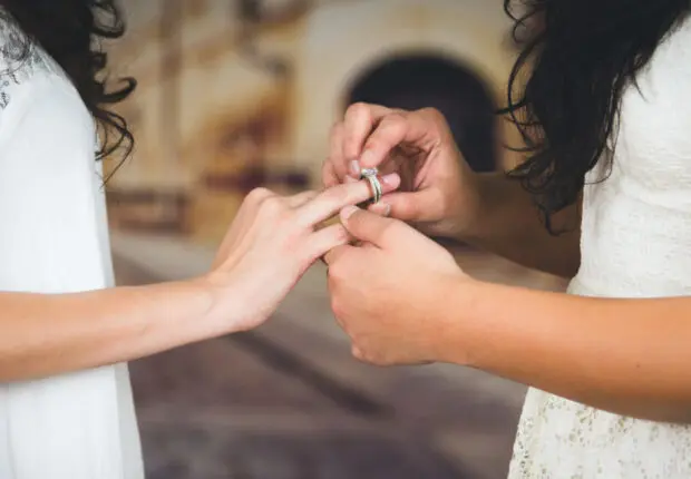 Mariage entre 2 femmes à Alger : le tribunal de Sidi M’hamed frappe sans appel