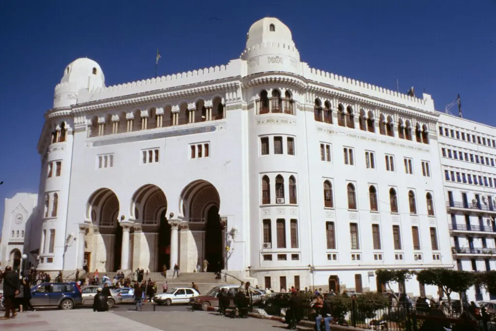 Incendie à la Poste Centrale d&rsquo;Alger : une œuvre architecturale emblématique endommagée