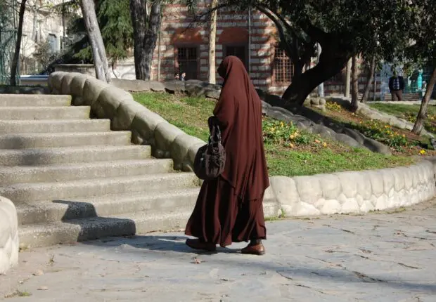 Scandale à l’Université d’Alger 1 : une étudiante portant le Niqab expulsée d’un cours