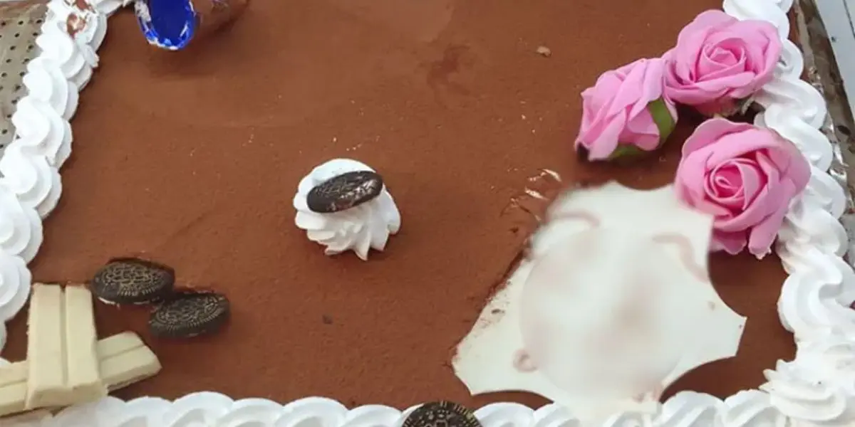 Saisie de gâteaux déjà congelés pour les fêtes de fin d’année 2025 dans une pâtisserie à Oran