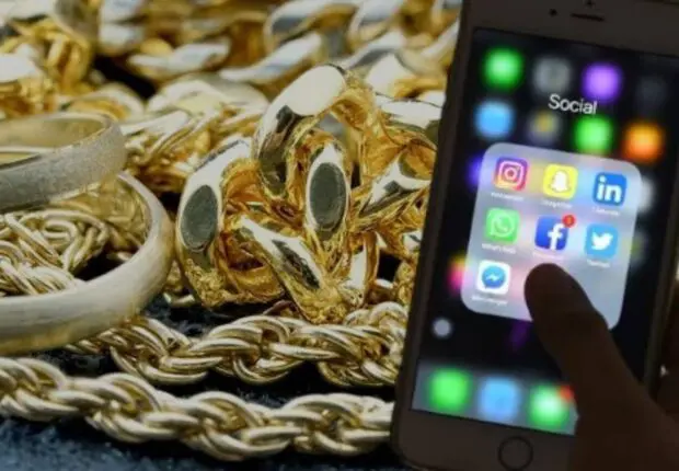 Les autorités arrêtent un escroc qui attirait ses victimes sur les réseaux sociaux