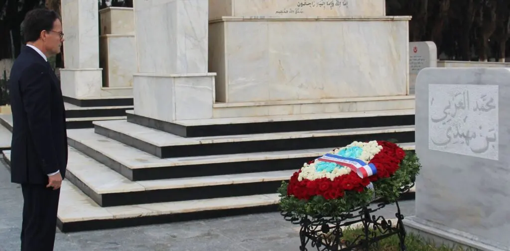Sous les directives de Macron l&rsquo;ambassadeur de France se recueille sur la tombe de Larbi Ben M&rsquo;hidi