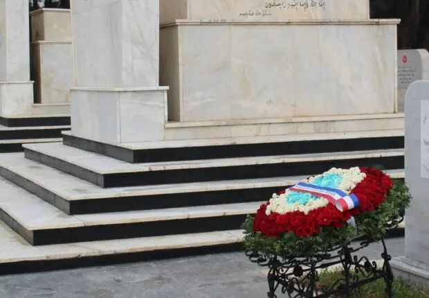 Sous les directives de Macron l’ambassadeur de France se recueille sur la tombe de Larbi Ben M’hidi