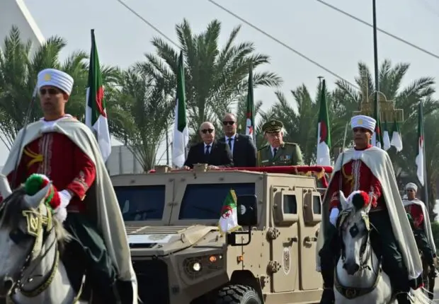 70ᵉ anniversaire de la Révolution : Tebboune donne le coup d’envoi du défilé militaire