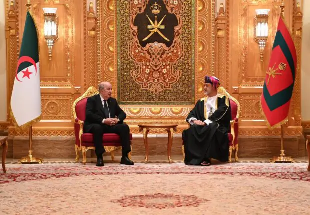 Tebboune fascine Oman par sa maîtrise de la calligraphie arabe