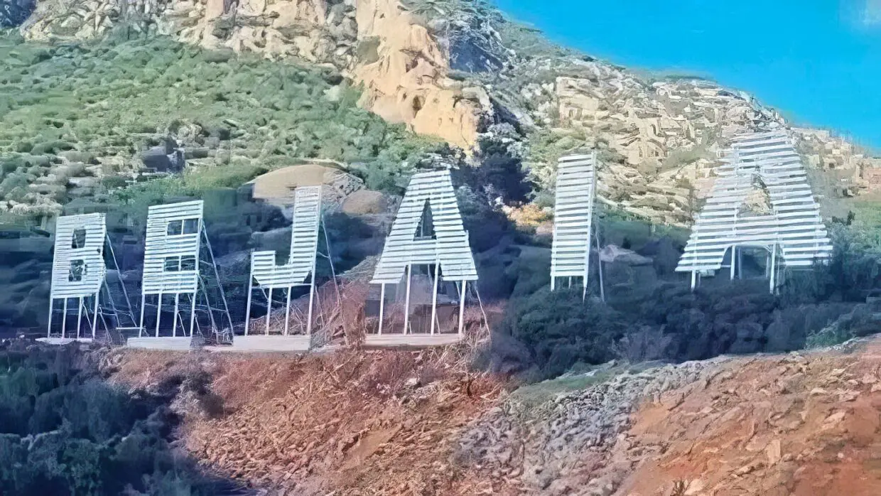 « B.E.J.A.I.A. » : un panneau façon Hollywood prend place sur la colline de Gouraya