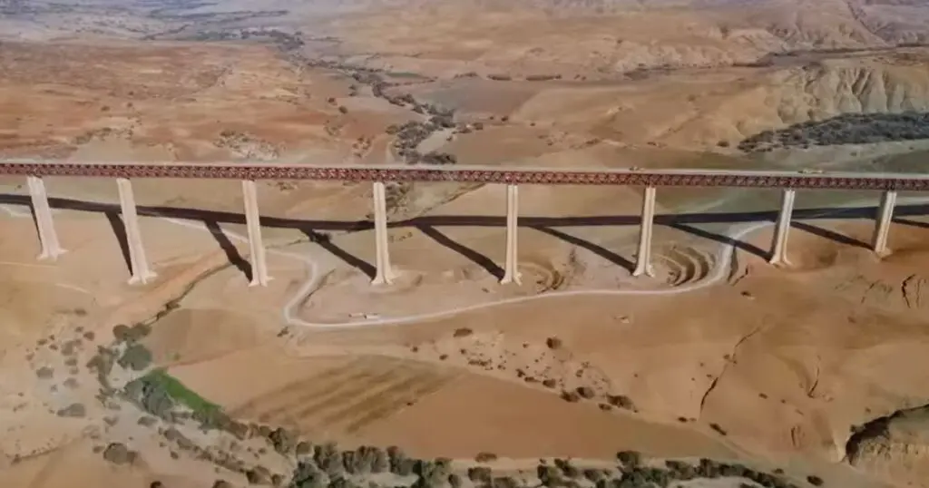 L’Algérie se dote de l’un des plus hauts ponts ferroviaires du monde (VIDÉO)