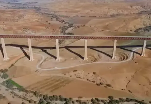 L&rsquo;Algérie se dote de l&rsquo;un des plus hauts ponts ferroviaires du monde (VIDÉO)