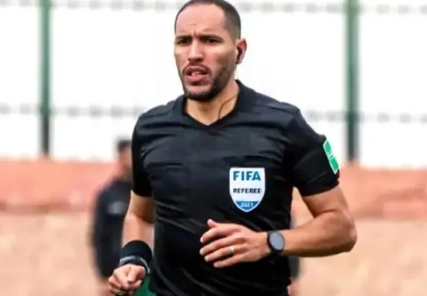 Scandale Ligue 1 : l’arbitre valide un but puis l’annule après avoir revu l’action sur le téléphone