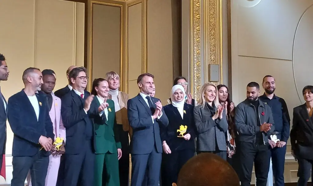 Macron honore une femme voilée d&rsquo;origine algérienne : la polémique enfle en France