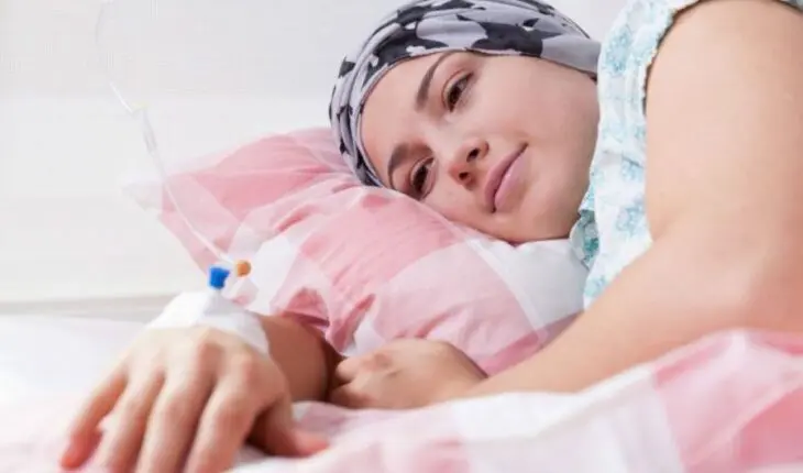 Jeune femme recevant une chimiothérapie