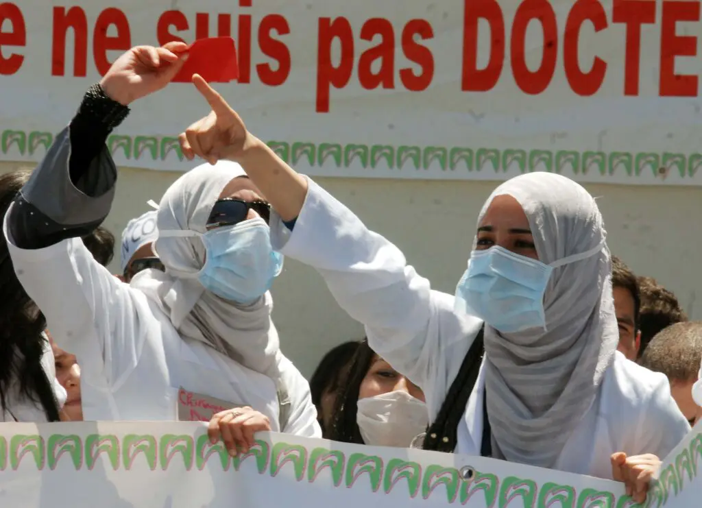 Grève des étudiants en médecine : le nombre d’admis réduit et fixé dès 2025/2026 (Ministère)