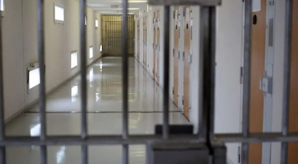 Évasion à la « Prison Break » en France : des Algériens s’échappent d’un CRA à Nice