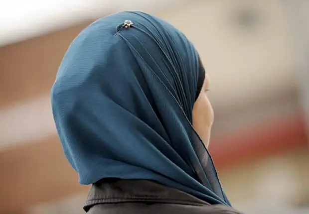 France : elle refuse de retirer son voile et agresse son enseignante, une lycéenne emprisonnée