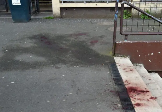 VIDÉO CHOC : un jeune se fait poignarder collectivement par 7 agresseurs à Constantine