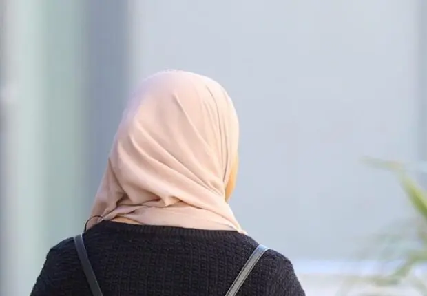 Accès à l’apprentissage : le port du voile est un facteur discriminant en France, selon une étude