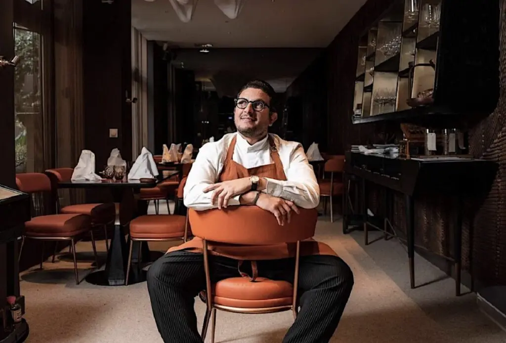 Des marchés d&rsquo;Oran aux étoiles Michelin : l&rsquo;histoire inspirante du chef Akrame Benallal