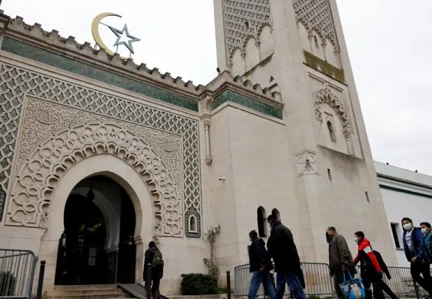 « Oh Allah, préserve le pays » : la Grande Mosquée de Paris incite ses imams à prier pour la France