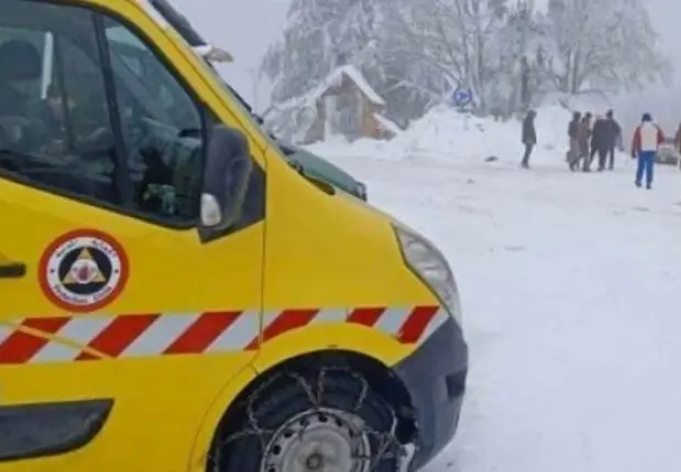 Un adolescent secouru après une chute dans un ravin enneigé à Bouira