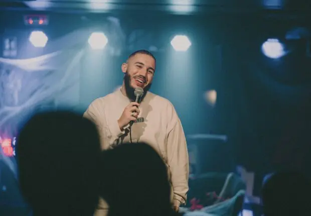 L’humoriste Merwane Benlazar victime d’une campagne raciste en France