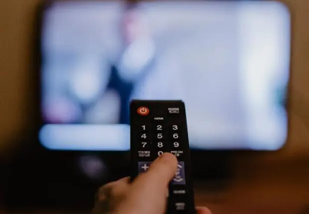 Dépassements et informations trompeuses : l’ANIRA sanctionne 2 chaînes TV algériennes