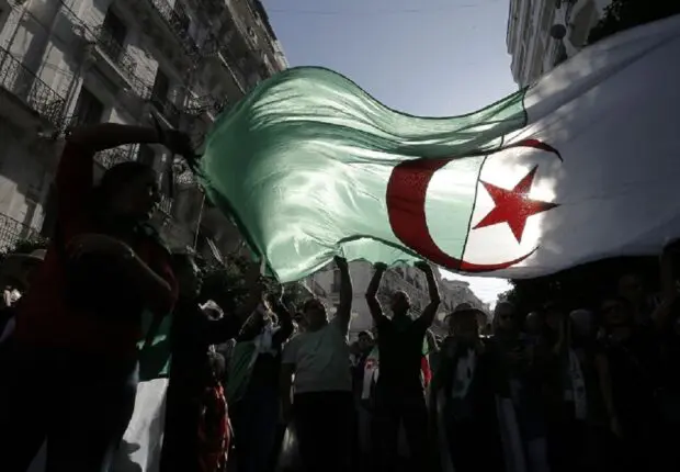 Les Algériens sont-ils heureux ? Ce que révèle le rapport mondial du bonheur 2025