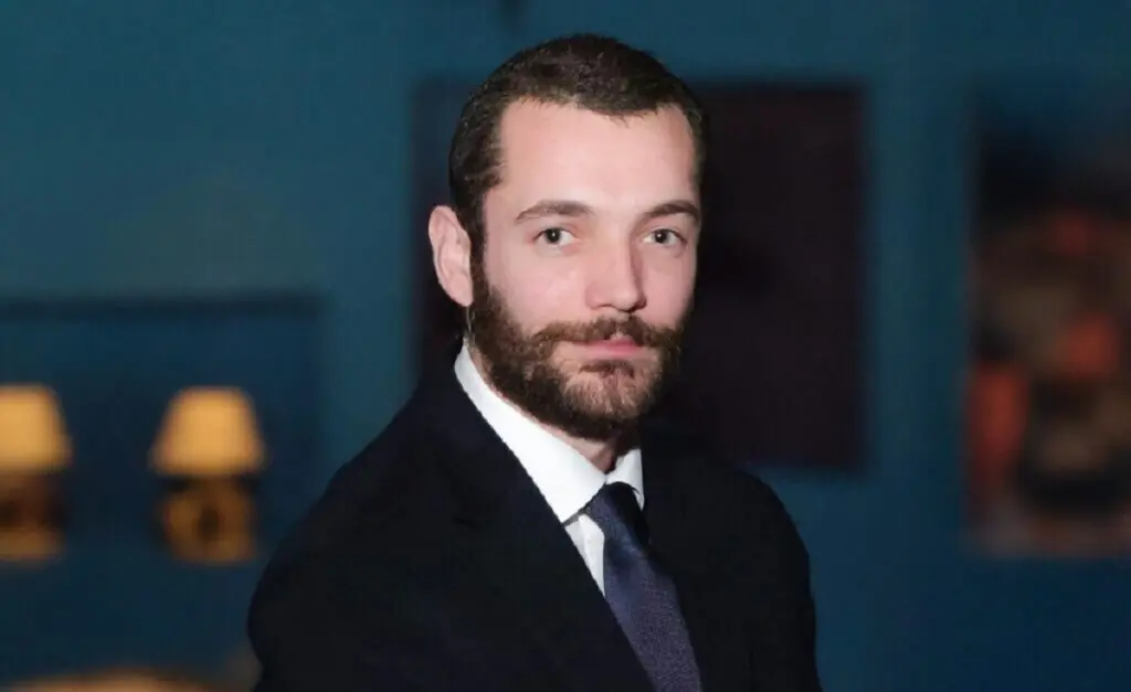 L’Algérie porte plainte contre Louis Sarkozy après ses menaces de brûler son ambassade