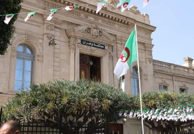 Un septuagénaire faux militaire et armé devant la justice