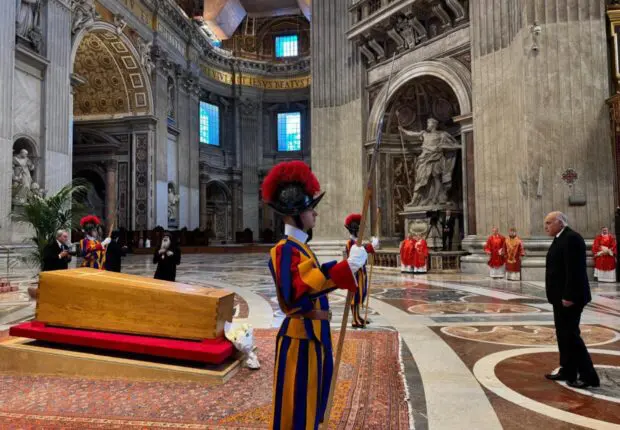 Obsèques du pape François : Ahmed Attaf transmet les condoléances du président Tebboune au Vatican