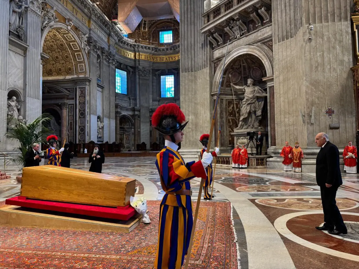 Obsèques du pape François : Ahmed Attaf transmet les condoléances du président Tebboune au Vatican