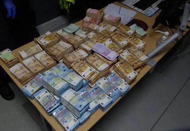 60 millions d’euros blanchis en six mois : une filière entre Alger, Paris et Istanbul sous enquête