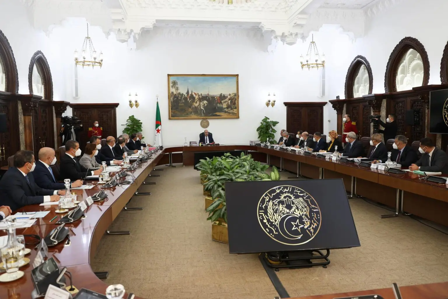 Commerce extérieur, jeunesse, services publics : les décisions clés du gouvernement