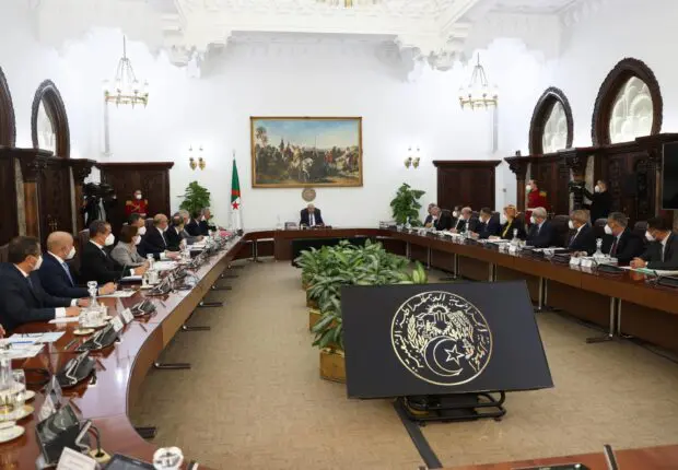 Commerce extérieur, jeunesse, services publics : les décisions clés du gouvernement