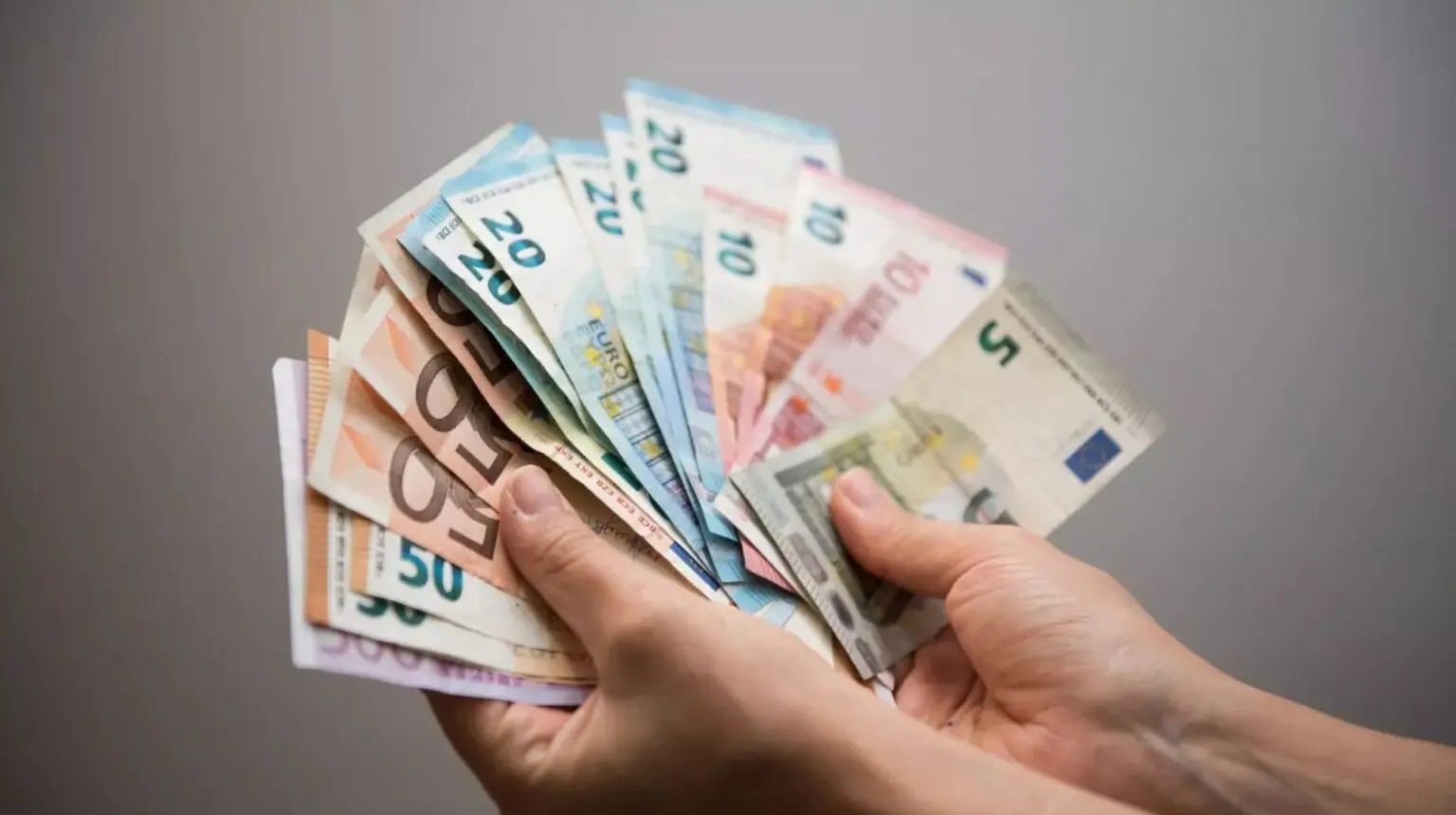 Tendance haussière des devises : l’euro maintient sa position en Banque et au marché informel