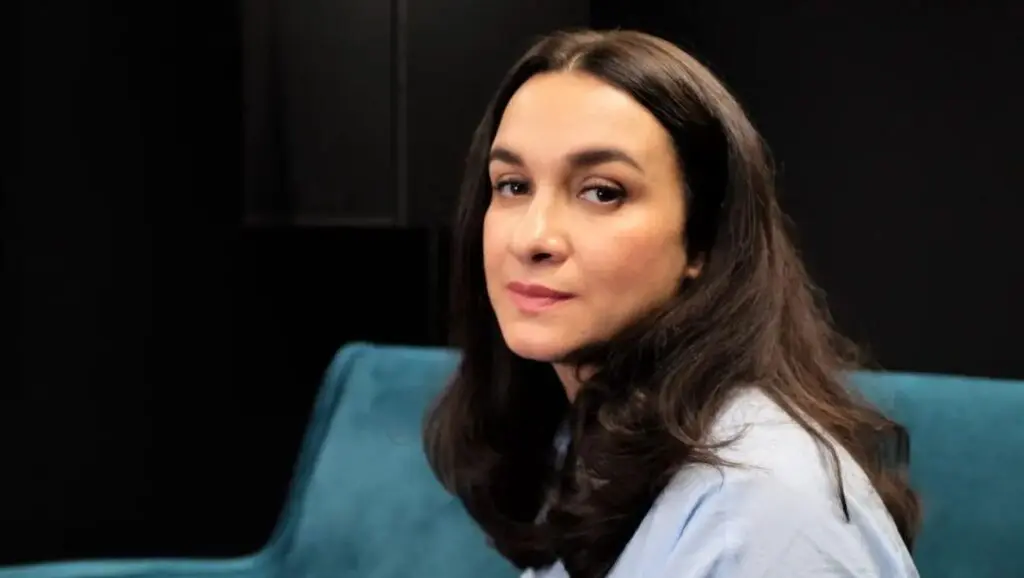 Interview avec Adila Bendimerad : une comédienne engagée, passionnée et aux multiples casquettes