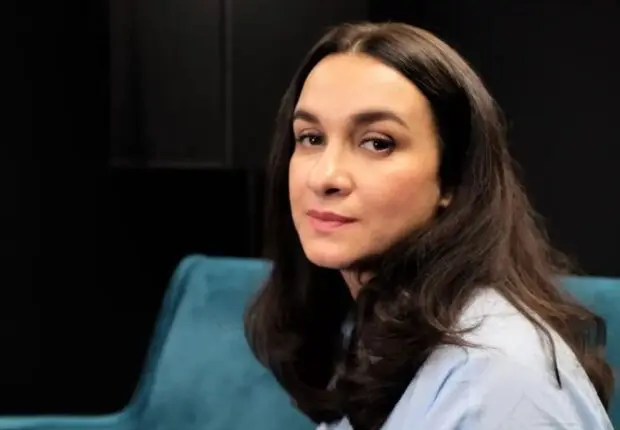 Interview avec Adila Bendimerad : une comédienne engagée, passionnée et aux multiples casquettes