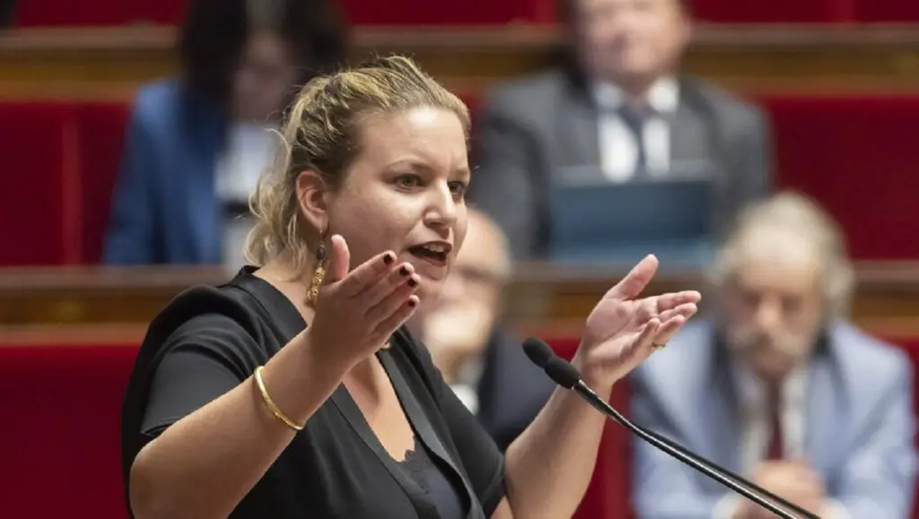 Nationalité française : LFI veut inscrire le droit du sol dans la Constitution