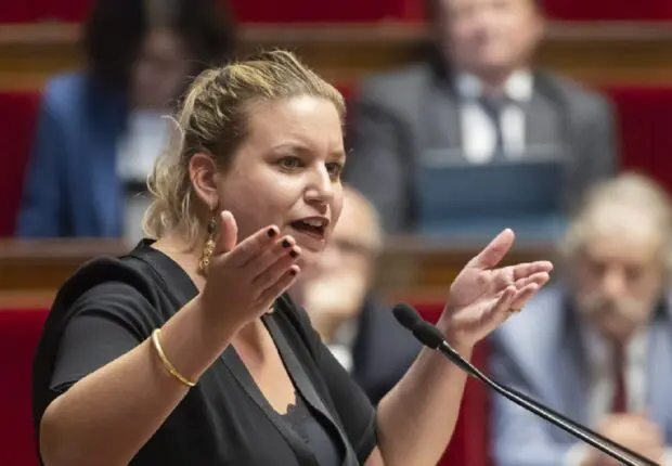 Nationalité française : LFI veut inscrire le droit du sol dans la Constitution