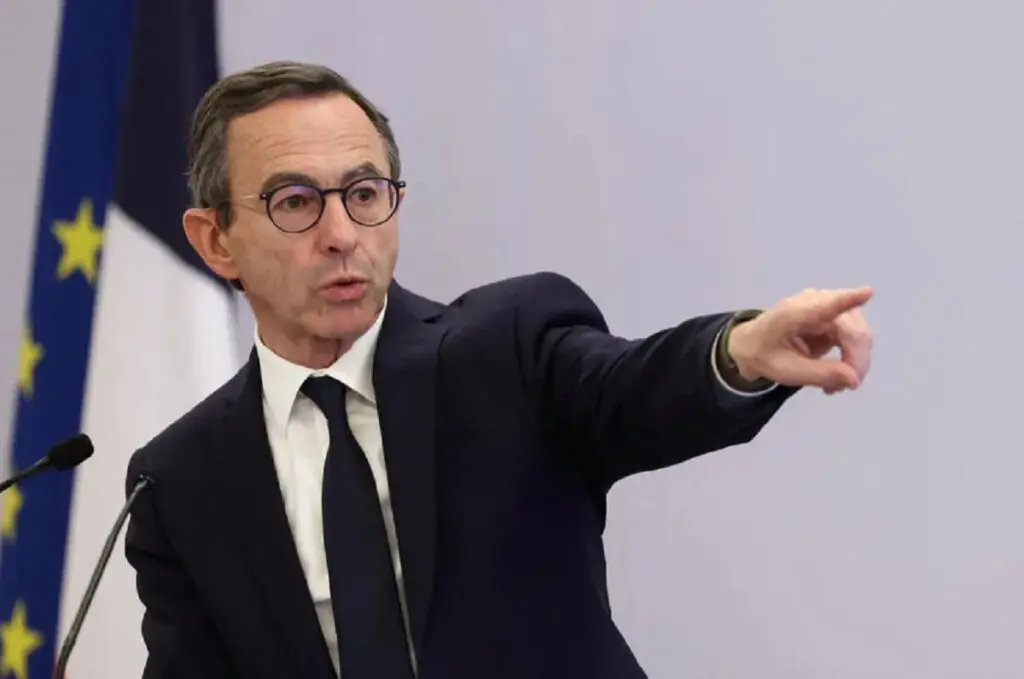 Tensions entre Alger et Paris : Bruno Retailleau brandit encore la menace des visas