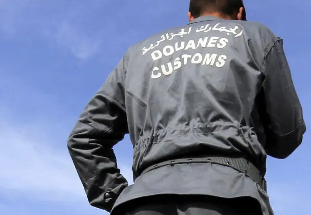 Un contrôle routier mène à la saisie de 2,3 kg d’or et 5 milliards cachés dans une bonbonne de gaz