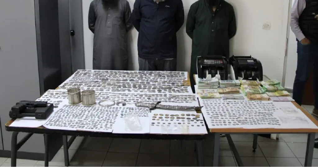 182 500 euros, armes et pièces antiques saisis : un trafic déjoué à l’aéroport d’Alger