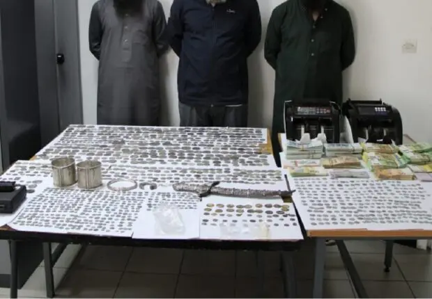 182 500 euros, armes et pièces antiques saisis : un trafic déjoué à l’aéroport d’Alger