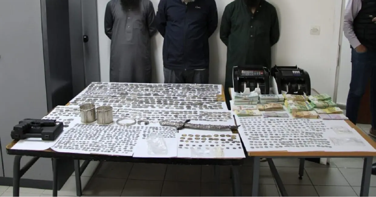 182 500 euros, armes et pièces antiques saisis : un trafic déjoué à l’aéroport d’Alger