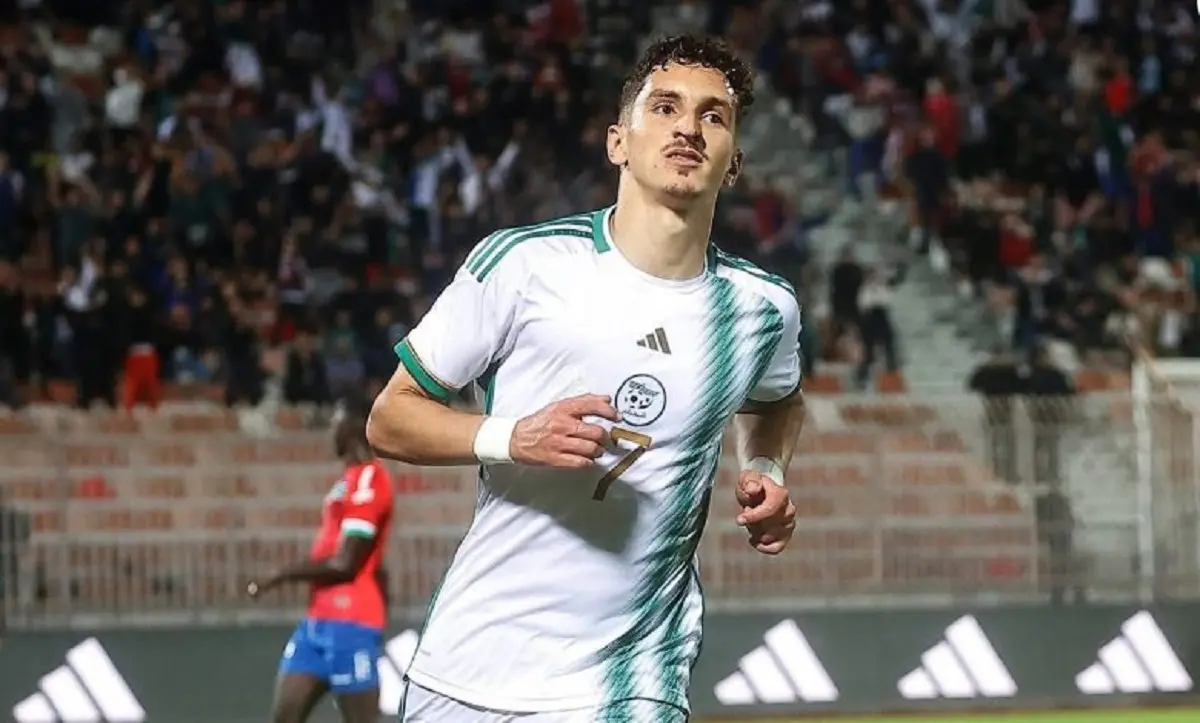 Boulbina, l’étoile montante du foot algérien, enflamme le plateau de Canal+ (vidéo)