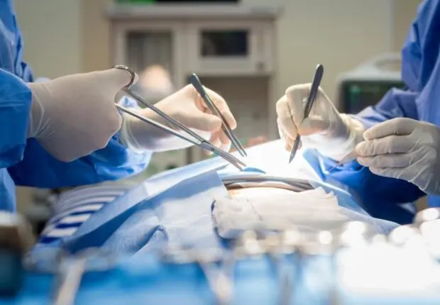 Scandale à Annaba : un professeur hospitalier accusé de monnayer ses interventions chirurgicales