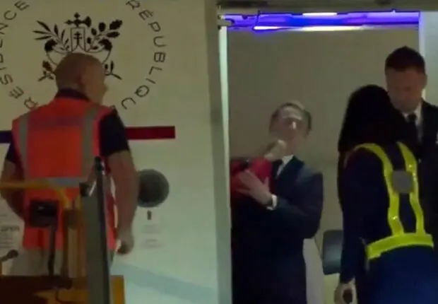 Emmanuel Macron « frappé » par Brigitte : la scène inattendue captée au Vietnam [VIDÉO]