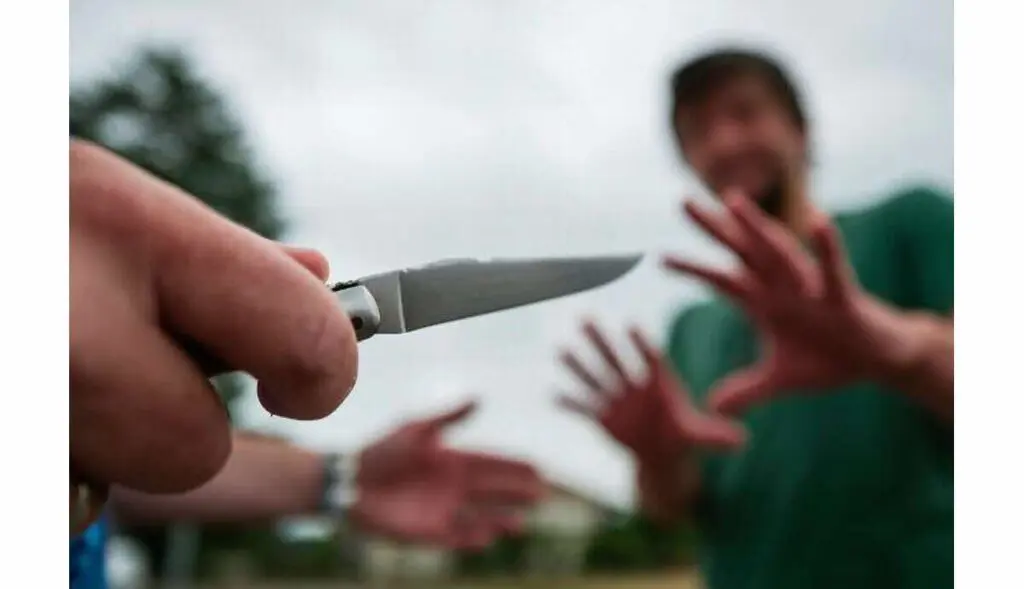 Il défend des collégiennes harcelées : un passant poignardé pour avoir dit « stop »