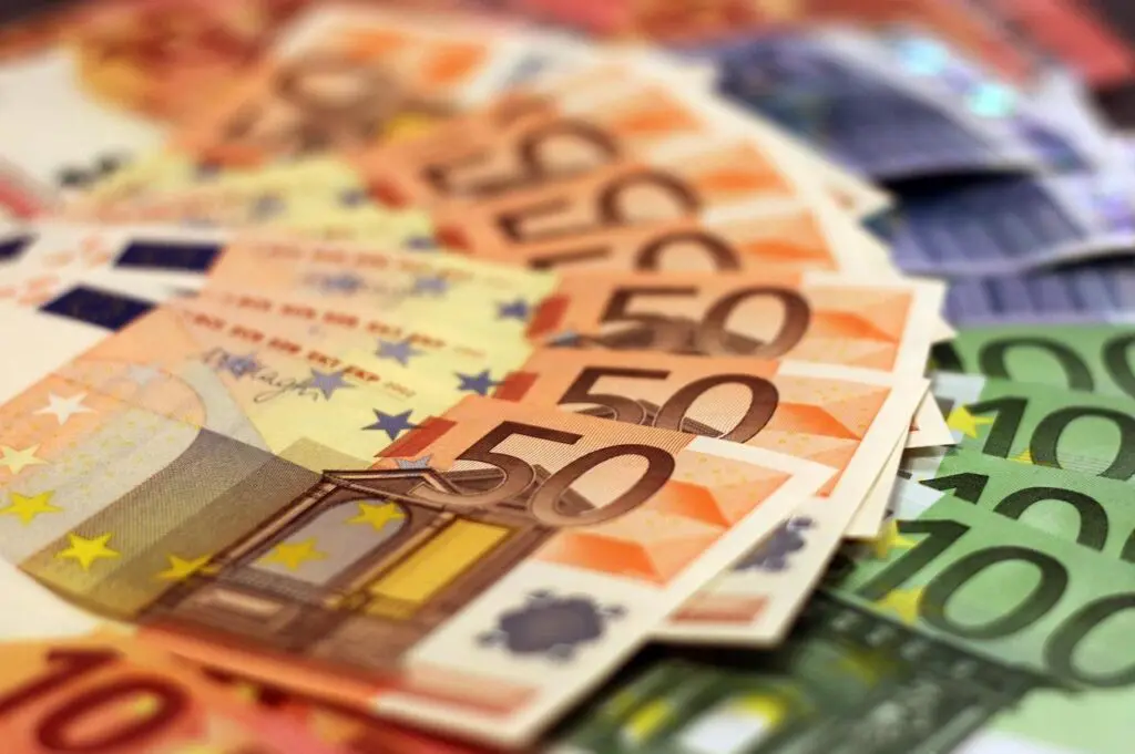 Marché noir : l’euro flambe à plus de 260 dinars, quel est le prix du billet de 100 ce 27 mai ?