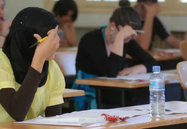 Des élèves transformés en « memes » par les reportages TV : L’ANIRA dit STOP avant le BAC 2025